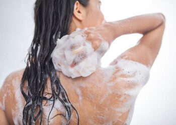 Nên sử dụng sữa tắm dành riêng cho người bị viêm nang lông để hỗ trợ quá trình điều trị