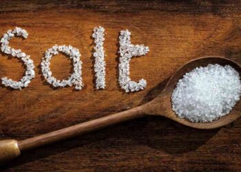 Trị viêm lỗ chân lông bằng muối