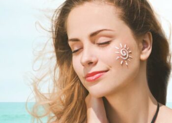 Dùng kem chống nắng lúc nào? Trước khi ra ngoài và bôi lại sau 2h.